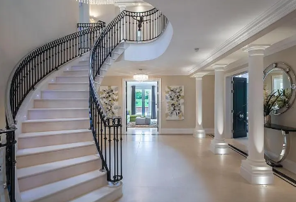 別墅設計的樓梯上下分左右嗎